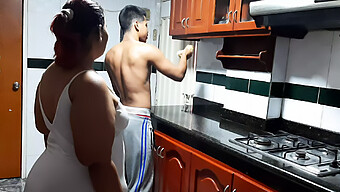 Vizinha Colombiana Sendo Fodida Na Cozinha.